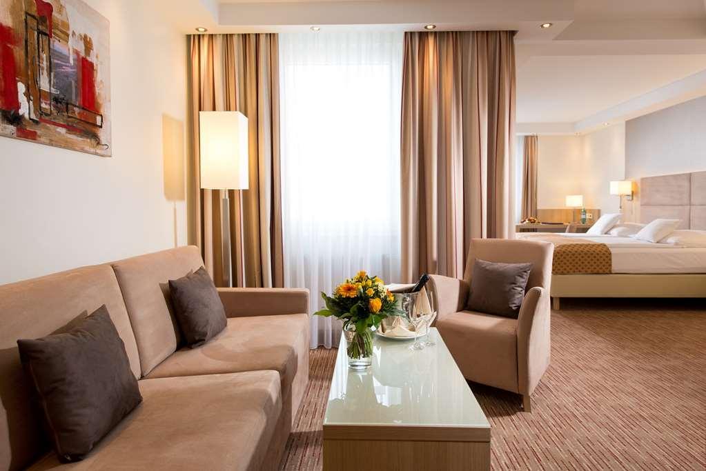 Best Western Hotel Brunnenhof Weibersbrunn Ruang foto